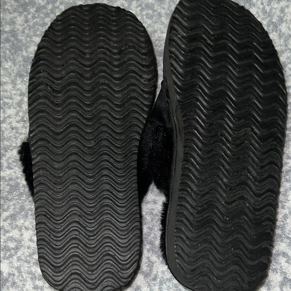 Aldo Women's Cozy Black Slippers - Picture 2 of 4